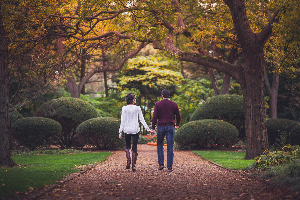 08 couple walking in the park - Cassie + Jason >< Engagement Session at Cantigny Park