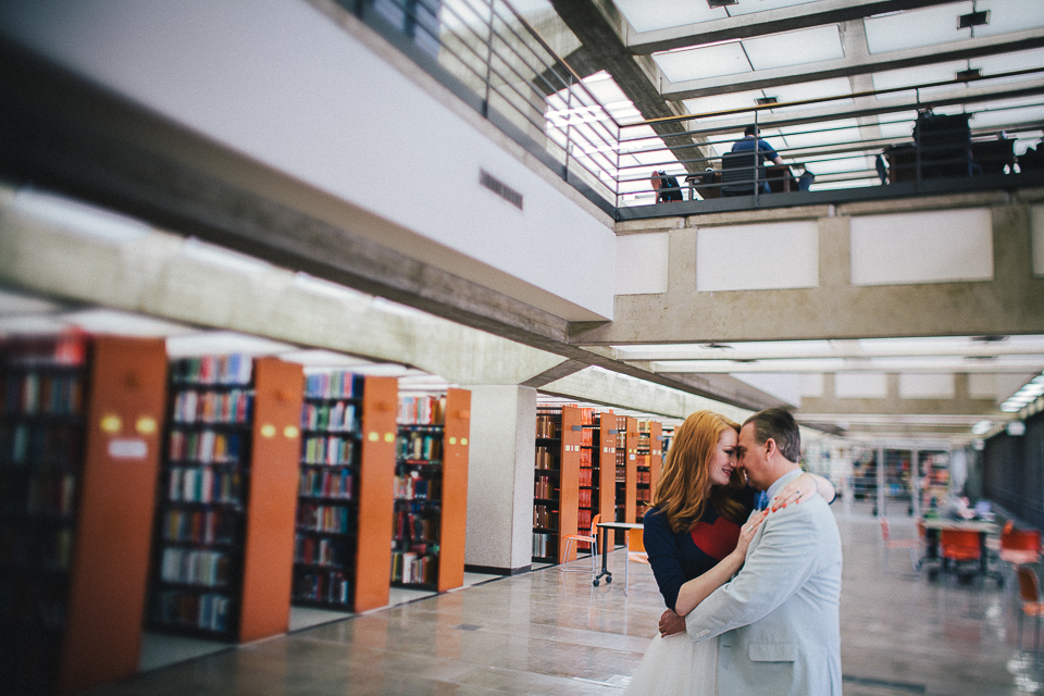 couple embracing at chicago library session