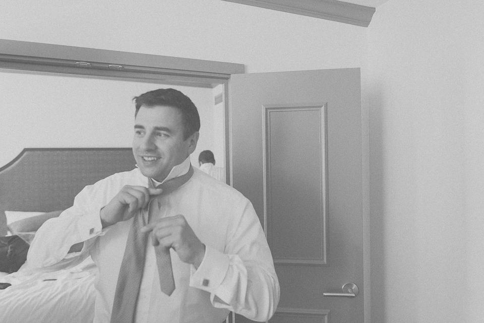 10 creative portrait of groom tieing tie
