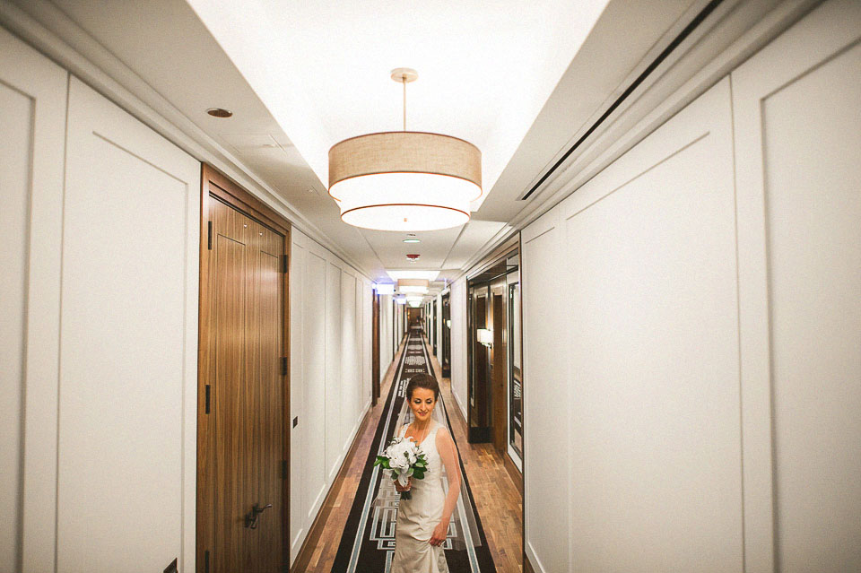 04 creative bridal portrait in chicago hotel