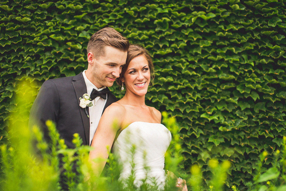 30 bride and groom with ivy in omaha