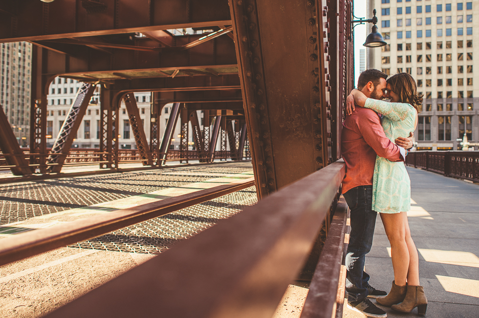 17 engagement photos on the chicago bridges