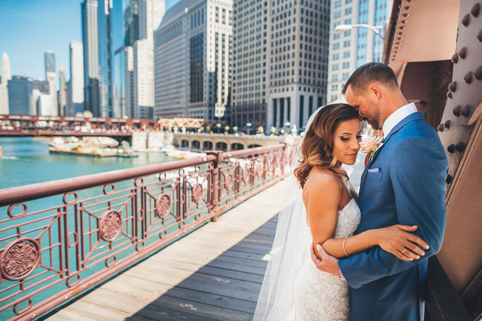 33 bride and groom on the bridge
